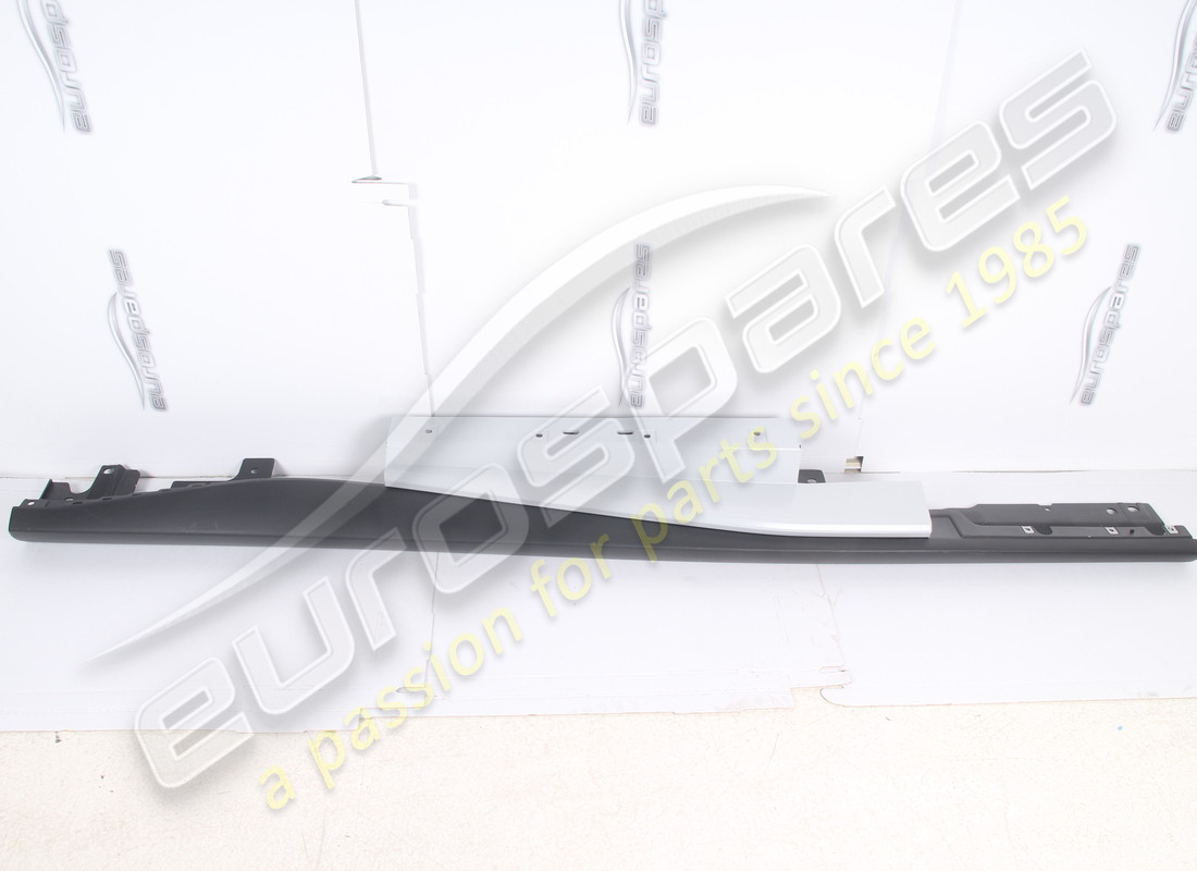NEU (SONSTIGE) Ferrari KOMPLETTE rechte Schwellerverkleidung. TEILENUMMER 88826110 (1)