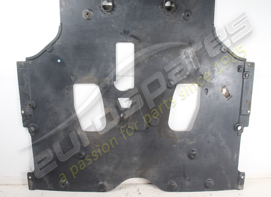 GEBRAUCHT FERRARI VORDERER FLACHER UNTERBODENTEIL. TEILENUMMER 84056800 (3) gebraucht ferrari vorderer flacher unterbodenteil. teilenummer 84056800 (3)