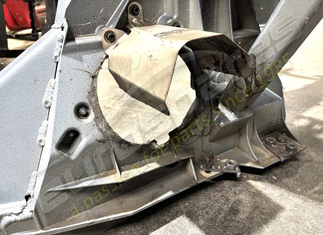 BESCHÄDIGTER FERRARI HINTERER HILFSRAHMEN. TEILENUMMER 985280290 (9) beschädigter ferrari hinterer hilfsrahmen. teilenummer 985280290 (9)