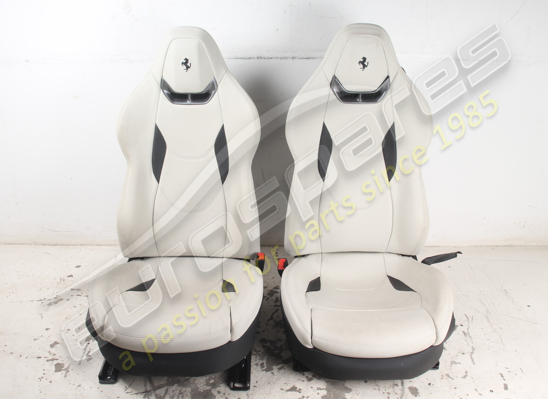 GEBRAUCHTES Ferrari PAAR SITZE HELLGRAU. TEILENUMMER EAP1723563 (1)