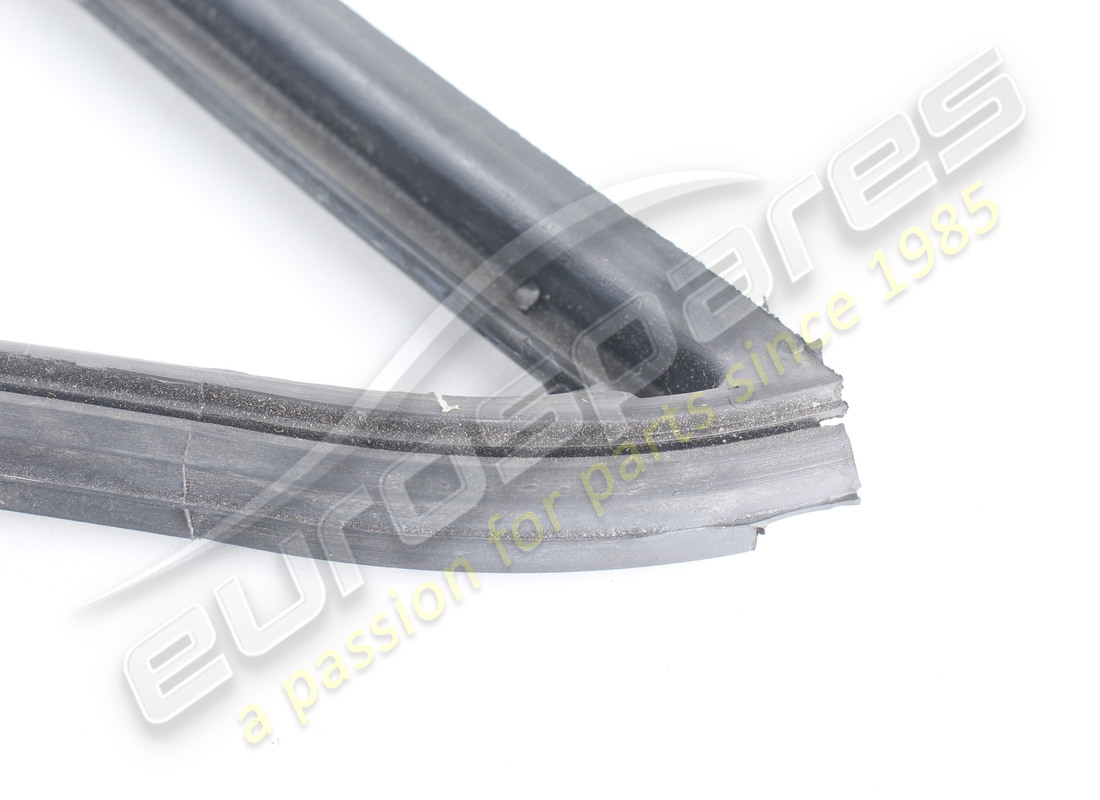 new ferrari rh front quarter light rubber. part number 20065009 (3)