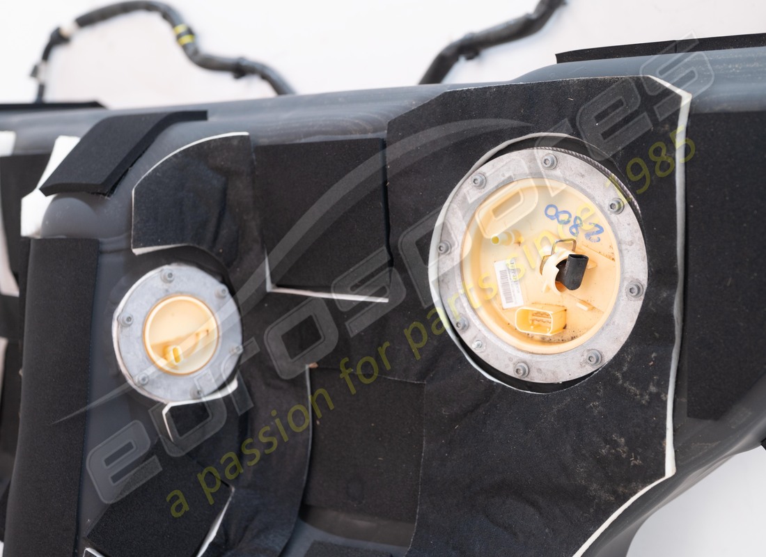 gebrauchter ferrari kraftstofftank komplett mit schalldämmung. teilenummer 949079 (2)