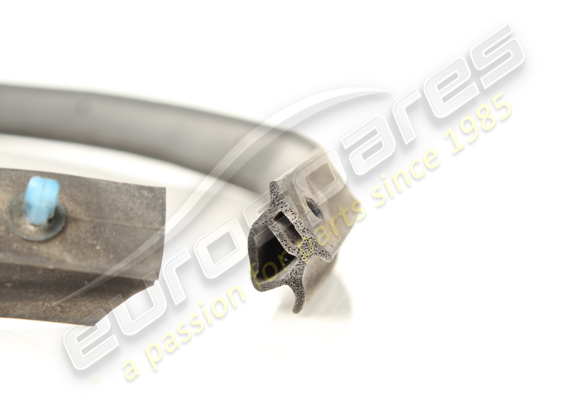 gebrauchte maserati rechte vordere türschwellerdichtung. teilenummer 67476600 (1)