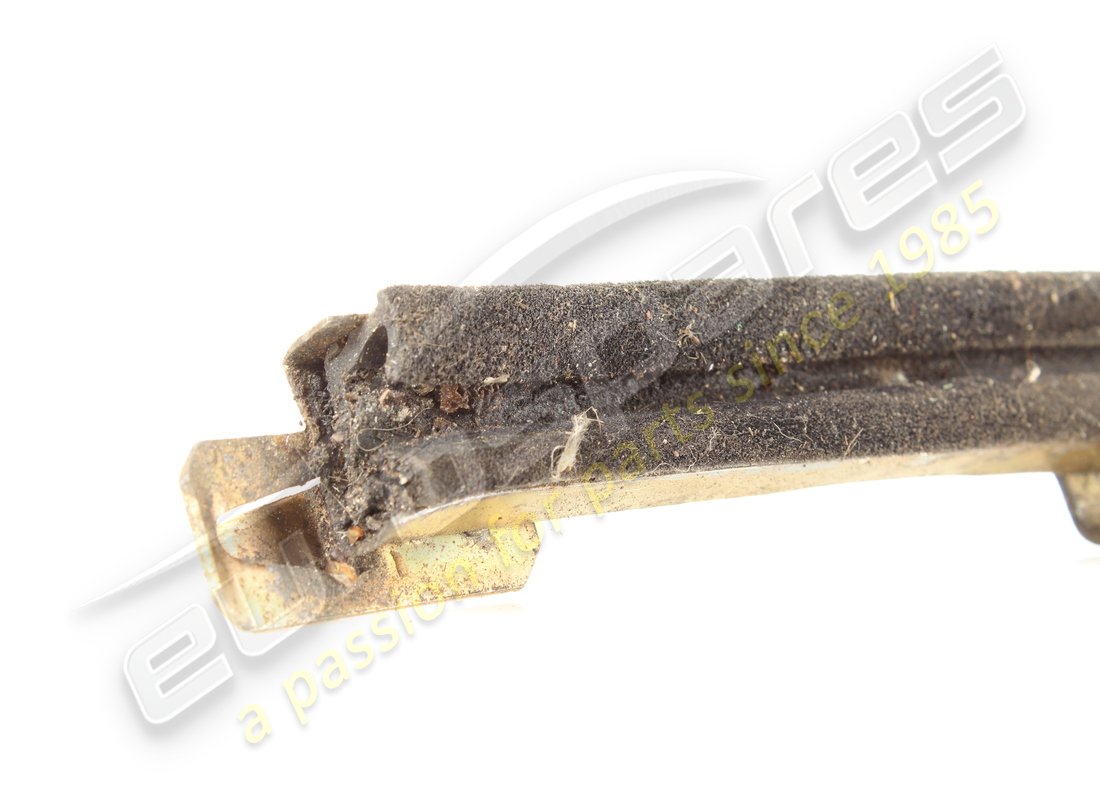 GEBRAUCHTE HINTERE TÜRFÜHRUNG MASERATI FÜR DIE LINKE VORDERTÜR. TEILENUMMER 377700115 (3) gebrauchte hintere türführung maserati für die linke vordertür. teilenummer 377700115 (3)