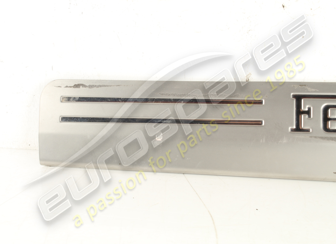 GEBRAUCHTE Ferrari RECHTE KICKPLATTE. TEILENUMMER 81361800 (1)