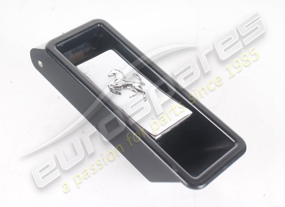 GEBRAUCHTER Ferrari INTERNER STAUBENTRIEGELUNGSGRIFF (GEPRÄGTES PFERDEMOTIV). TEILENUMMER 63011800 (1)