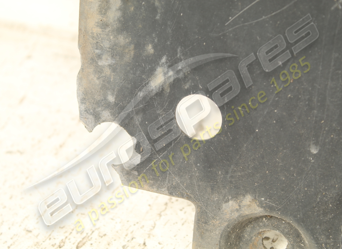 beschädigtes ferrari hinteres unterbodenschild. teilenummer 87496700 (8)