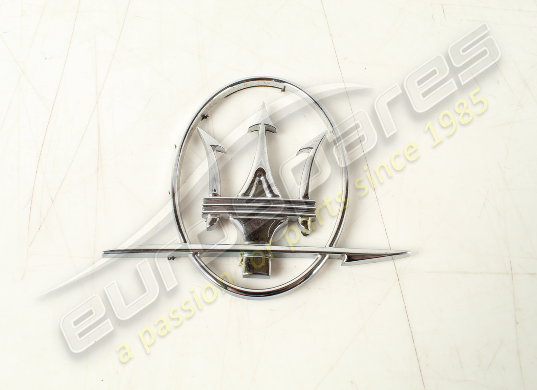 USED MASERATI EMBLEM. . PART NUMBER 89095300 (1)
