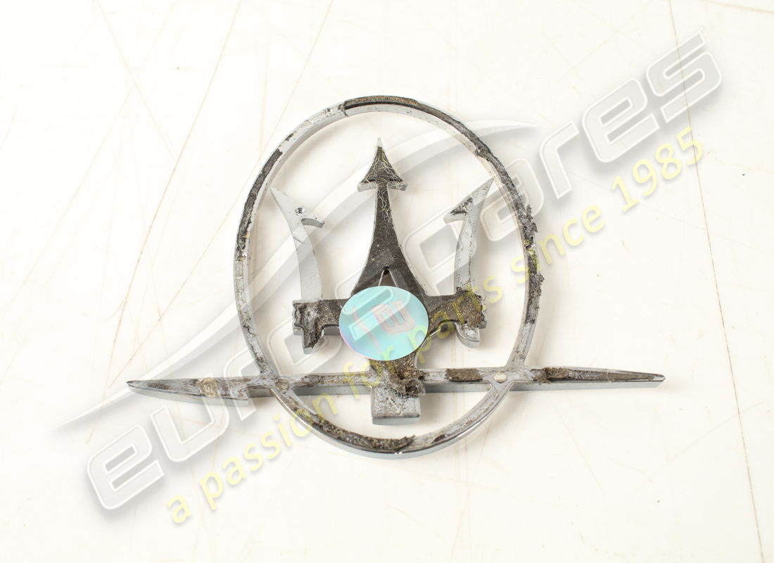 gebrauchtes maserati emblem.. teilenummer 89095300 (2)