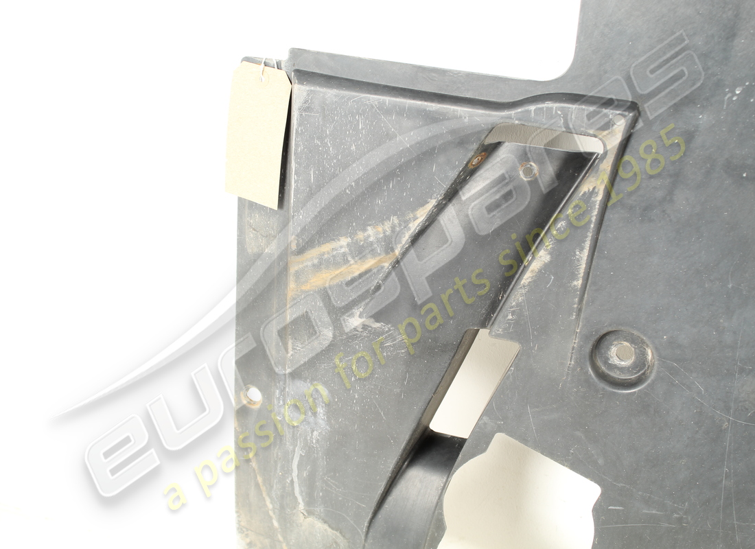 beschädigtes ferrari hinteres unterbodenschild. teilenummer 87496700 (6)