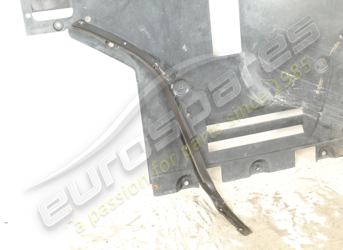 GEBRAUCHTE FERRARI KOMPLETTE VORDERE FLACHE UNTERSCHALE. TEILENUMMER 88080100 (7) gebrauchte ferrari komplette vordere flache unterschale. teilenummer 88080100 (7)