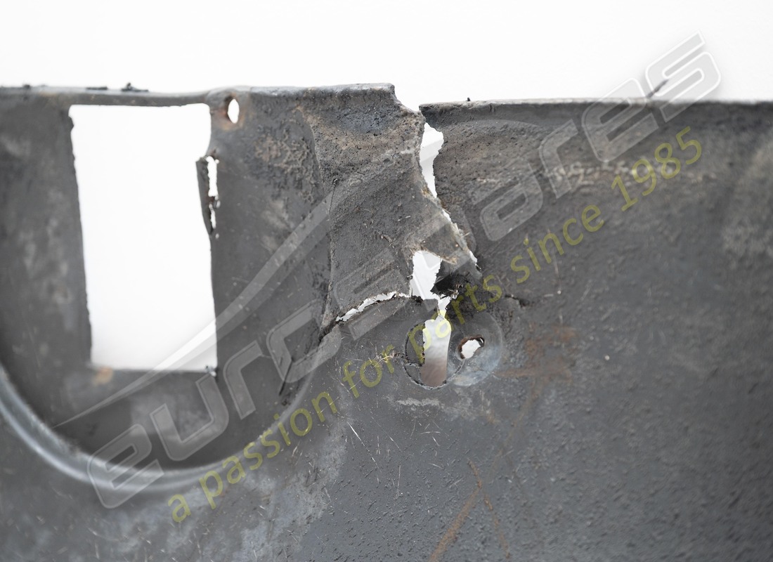 gebrauchter ferrari linker zentraler aereodynamischer bot. teilenummer 64678900 (2)