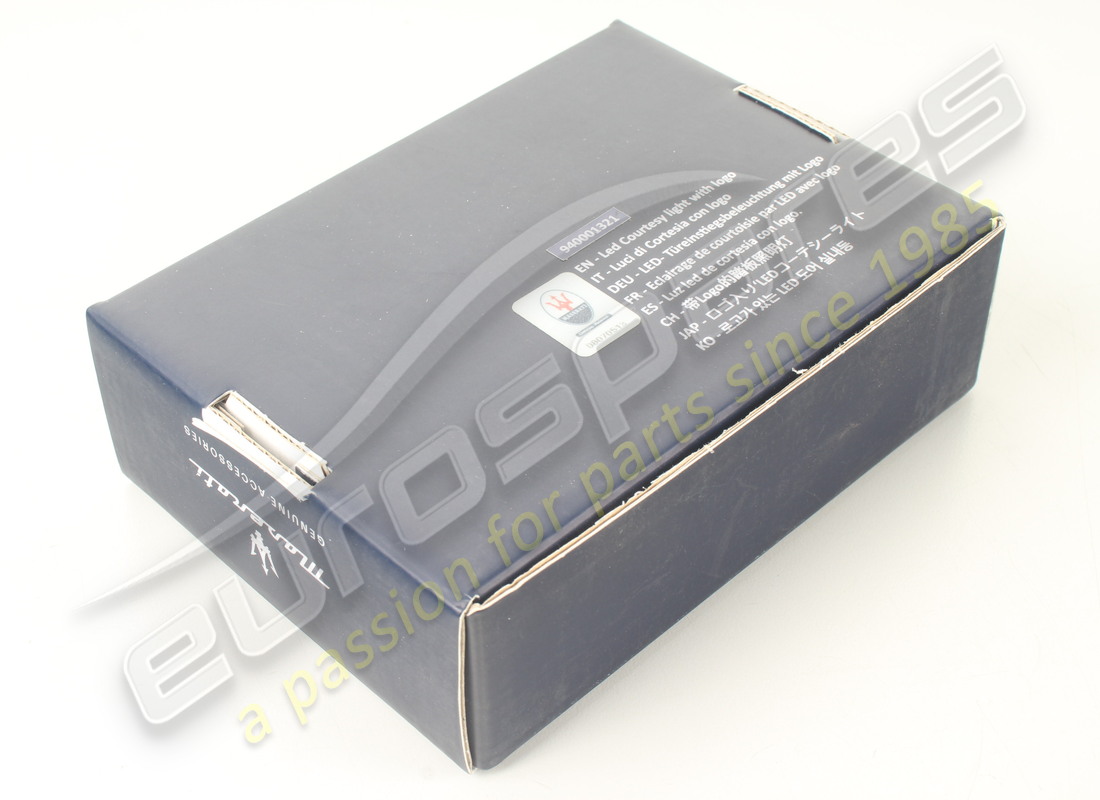NEU MASERATI INNENLEUCHTEN MIT LOGO-KIT. TEILENUMMER 940001321 (6) neu maserati innenleuchten mit logo-kit. teilenummer 940001321 (6)