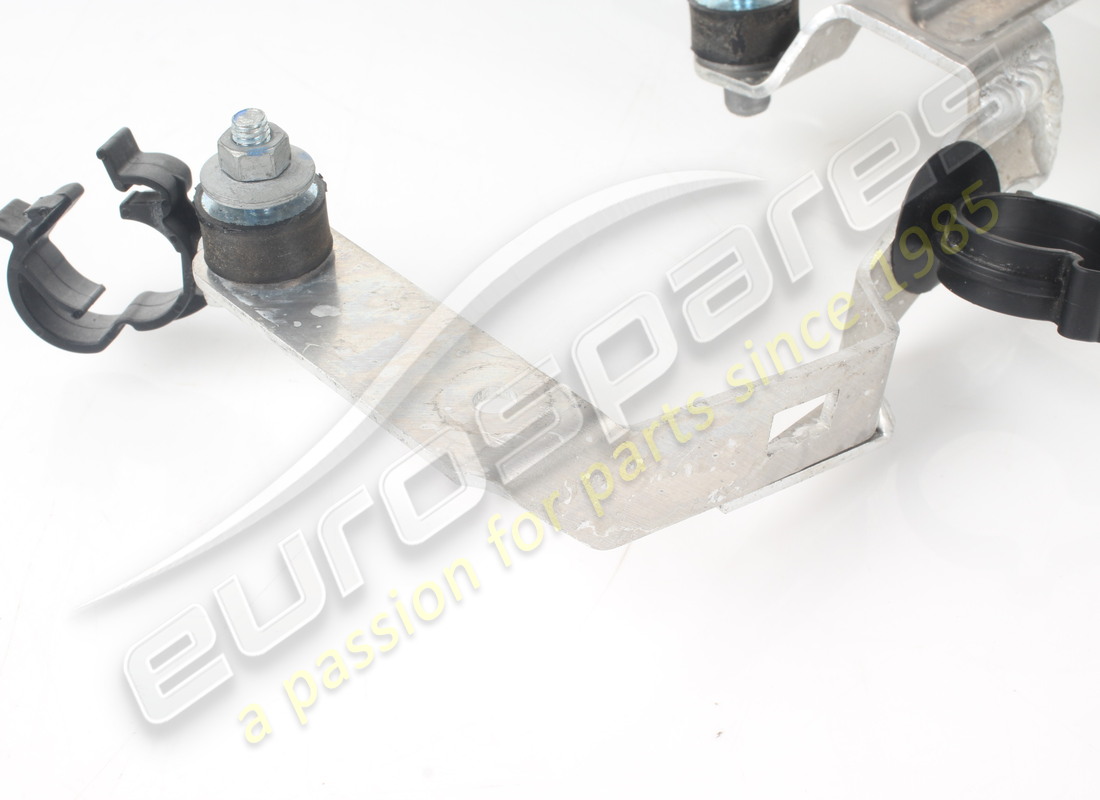 GEBRAUCHTER FERRARI STAFFA SOSTEGNO-KÜHLER. TEILENUMMER 848233 (3) gebrauchter ferrari staffa sostegno-kühler. teilenummer 848233 (3)