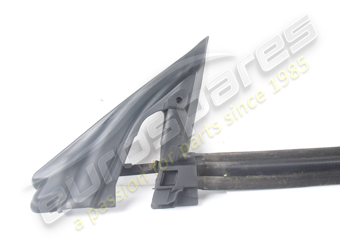 GEBRAUCHTE FERRARI RECHTE AUSSENFENSTERABDICHTUNG. TEILENUMMER 82208000 (2) gebrauchte ferrari rechte aussenfensterabdichtung. teilenummer 82208000 (2)