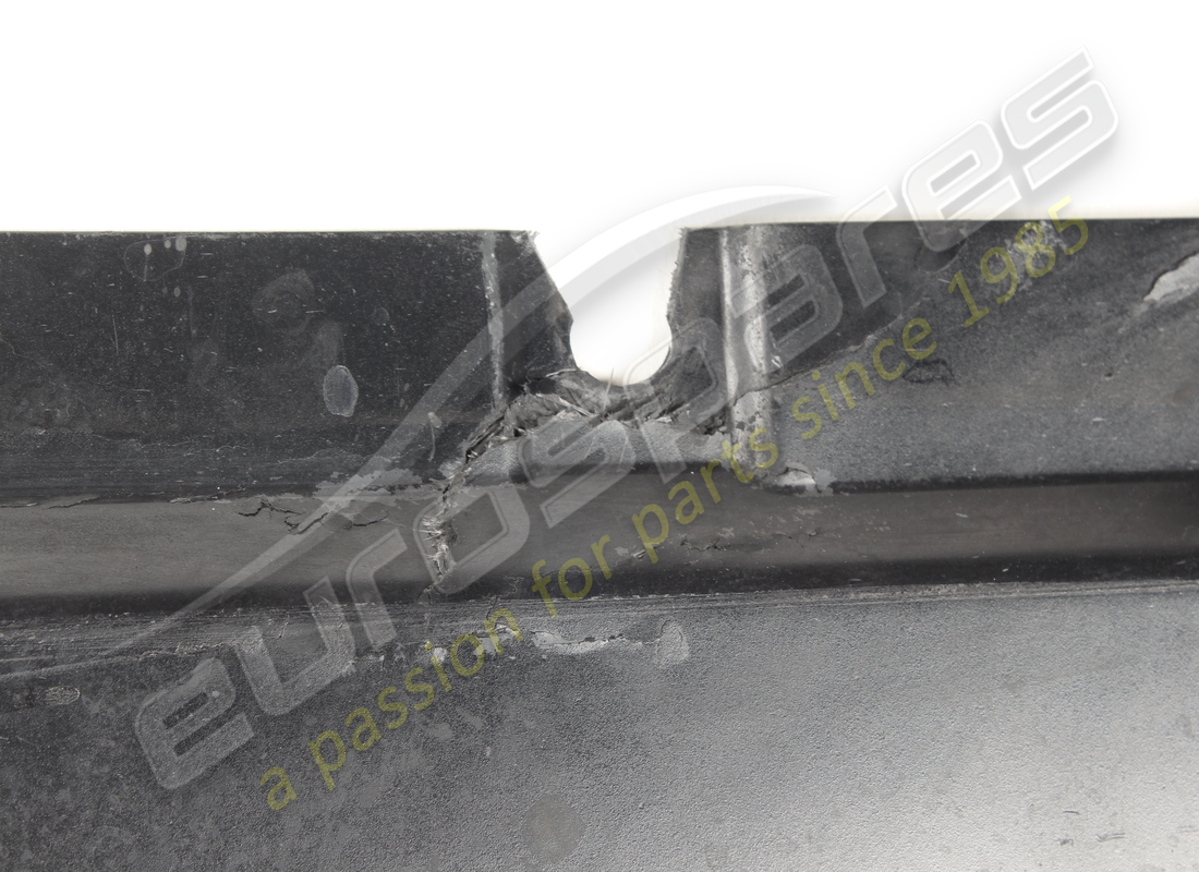 beschädigt ferrari linker mittlerer flacher unterbodenteil. teilenummer 82602100 (3)