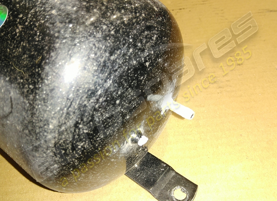 beschädigter ferrari vakuumtank. teilenummer 168038 (1)
