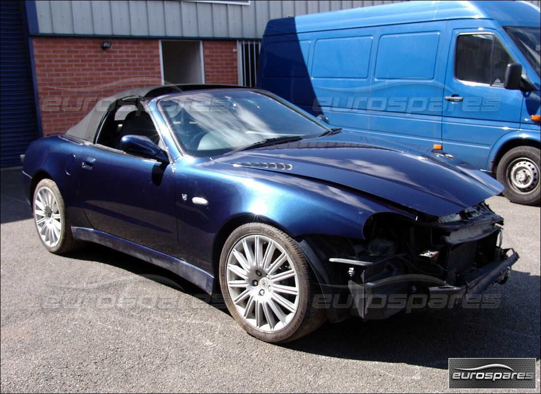 maserati 4200 spyder (2002) wird für den abbau bei eurospares vorbereitet