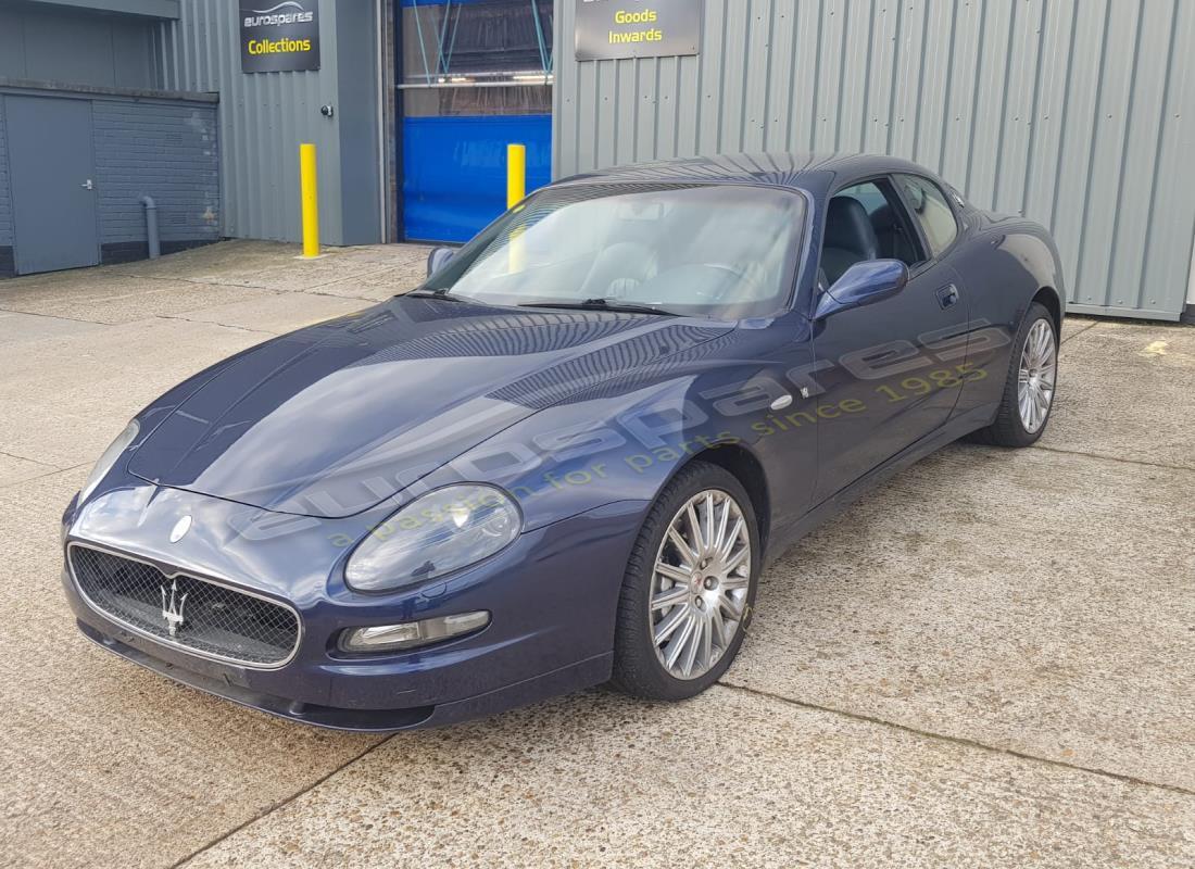 maserati 4200 coupe (2004) wird für den abbau bei eurospares vorbereitet