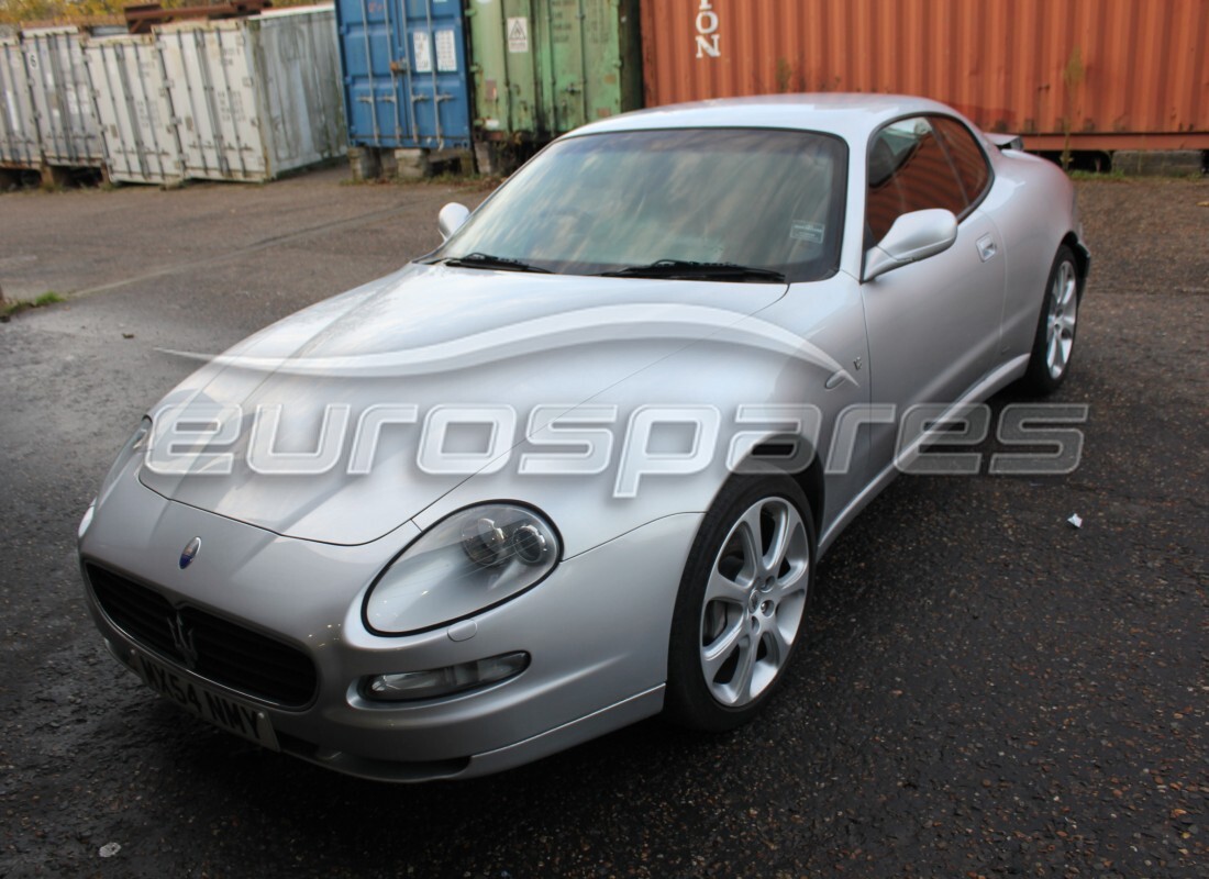 maserati 4200 coupe (2004) wird für den abbau bei eurospares vorbereitet