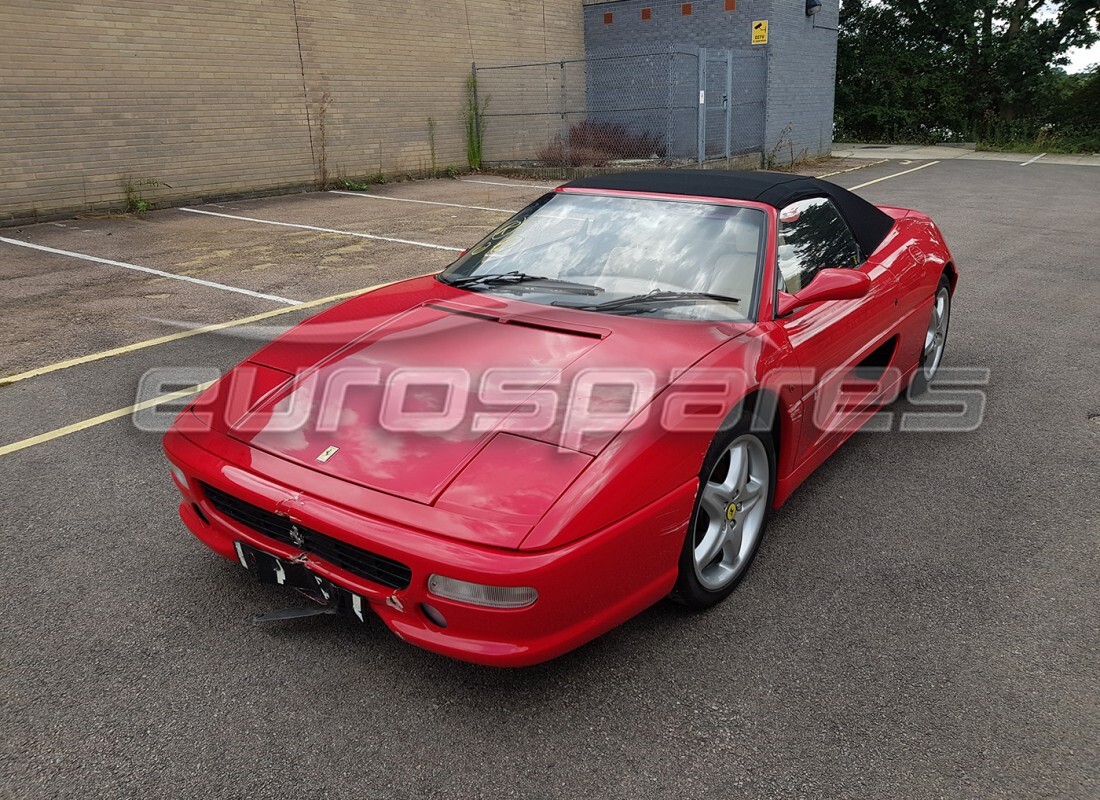 ferrari 355 (2.7 motronic) wird für den abbau bei eurospares vorbereitet