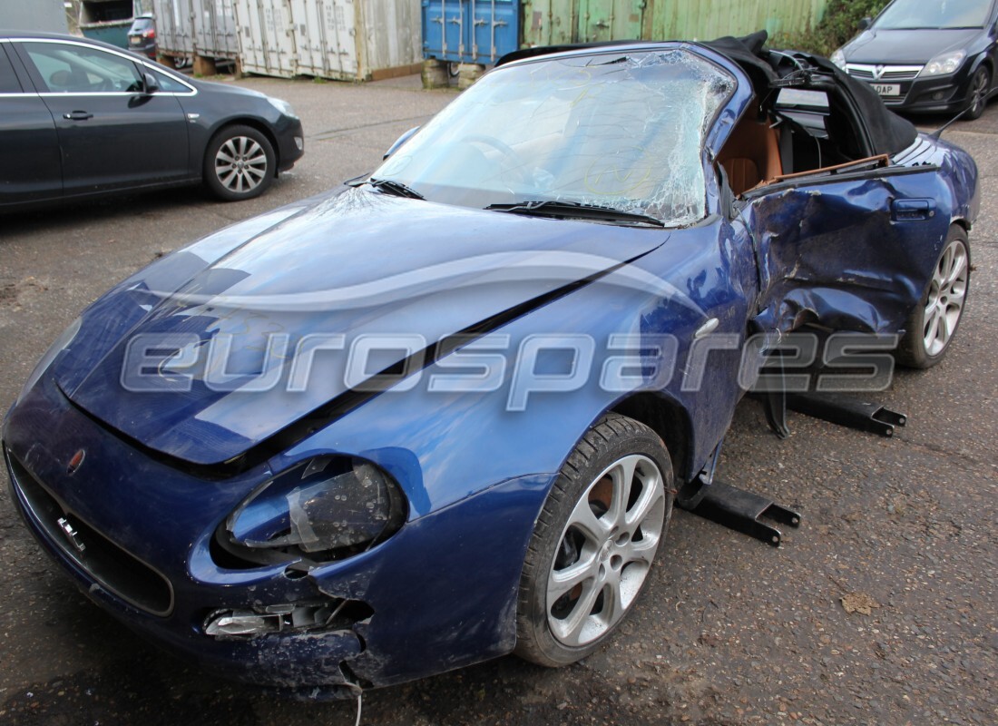 maserati 4200 spyder (2002) wird für den abbau bei eurospares vorbereitet