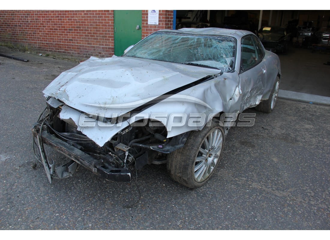 maserati 4200 coupe (2003) wird für den abbau bei eurospares vorbereitet