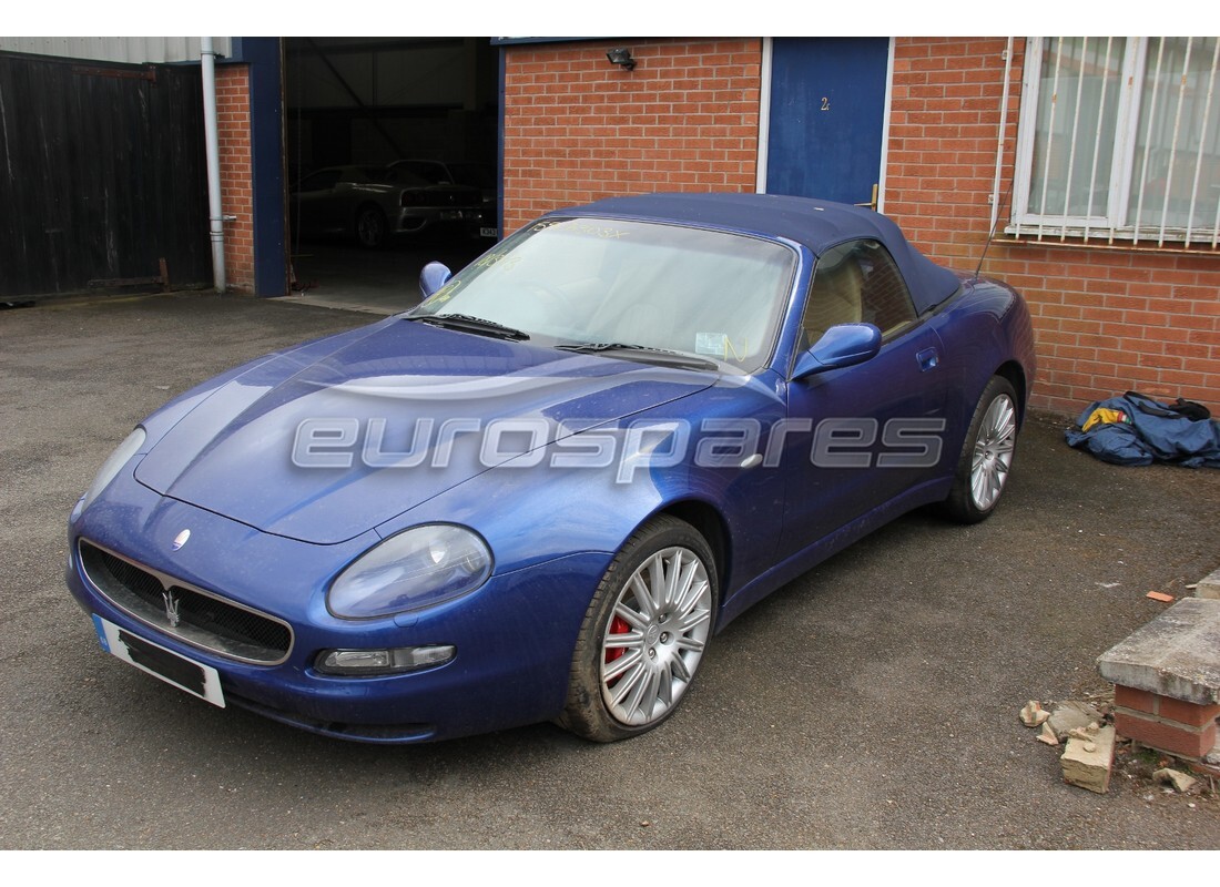 maserati 4200 spyder (2002) wird für den abbau bei eurospares vorbereitet