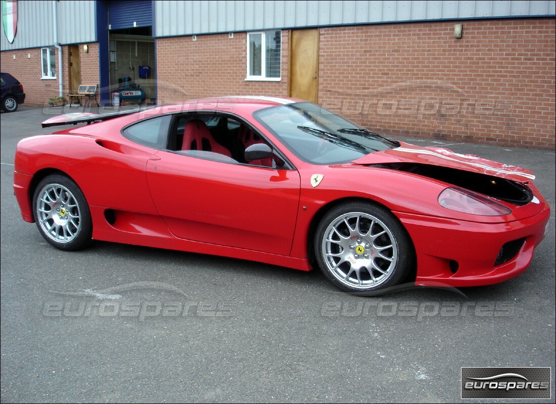 ferrari 360 modena wird für den abbau bei eurospares vorbereitet