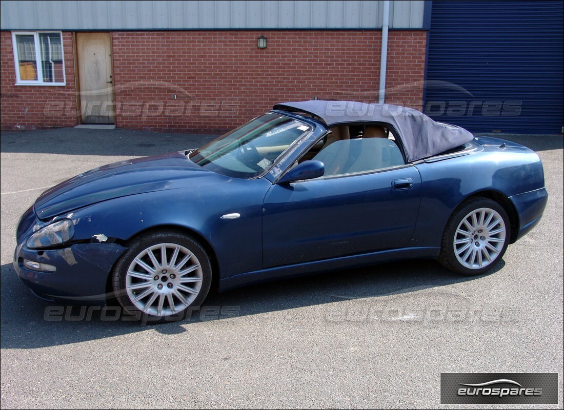 maserati 4200 spyder (2003) wird für den abbau bei eurospares vorbereitet