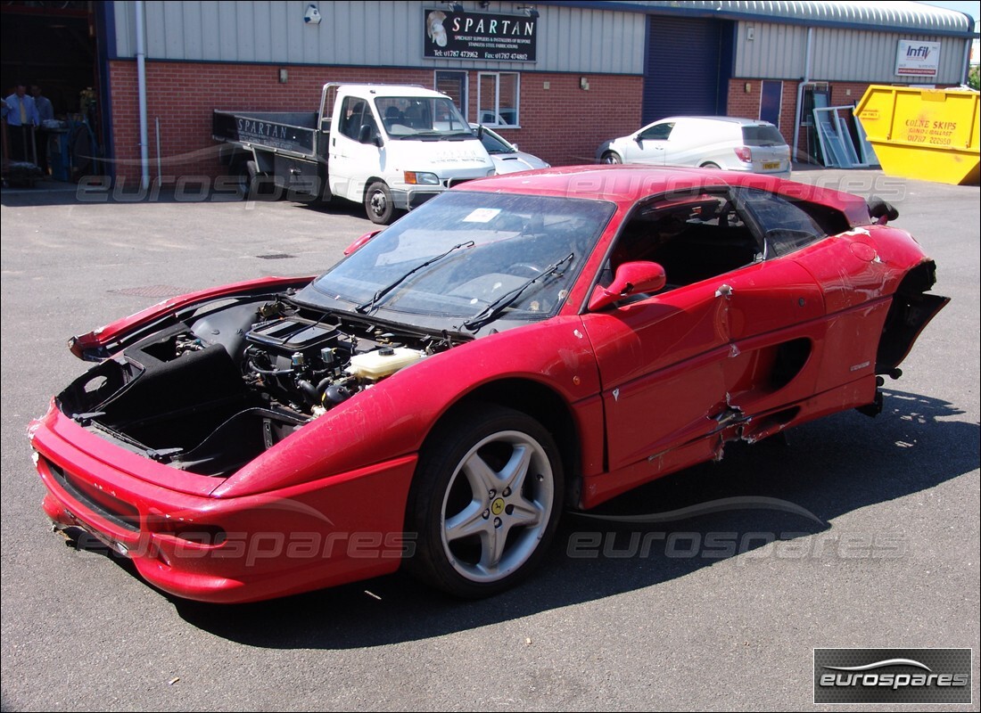 ferrari 355 (2.7 motronic) wird für den abbau bei eurospares vorbereitet