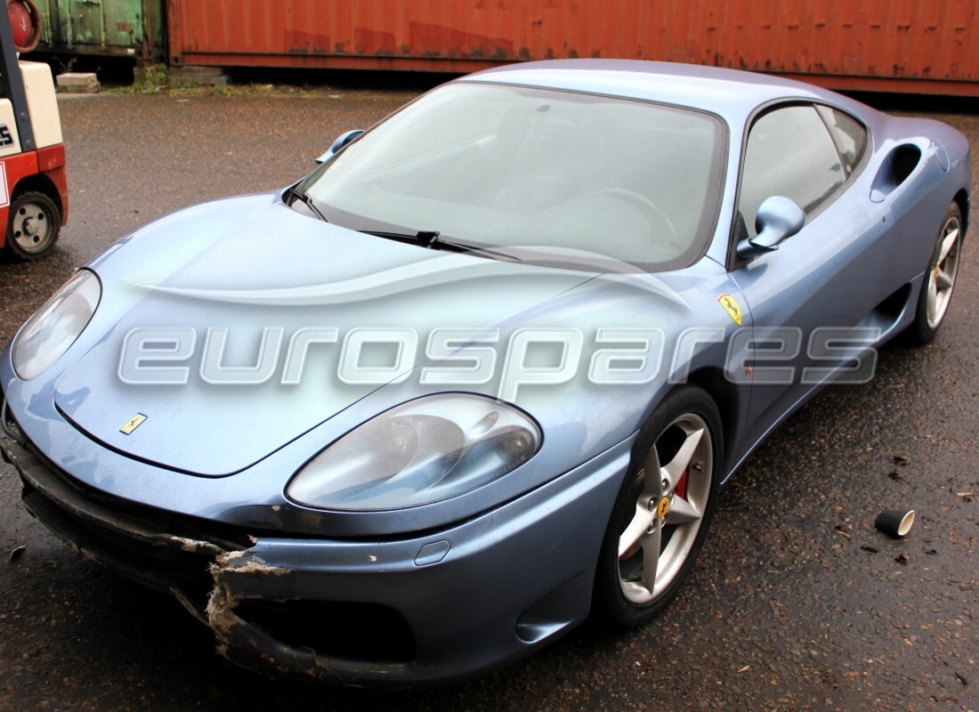 ferrari 360 modena wird für den abbau bei eurospares vorbereitet